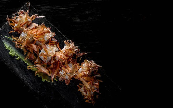 Rollos Sushi Uramaki Con Queso Crema Salmón Frito Virutas Atún — Foto de Stock