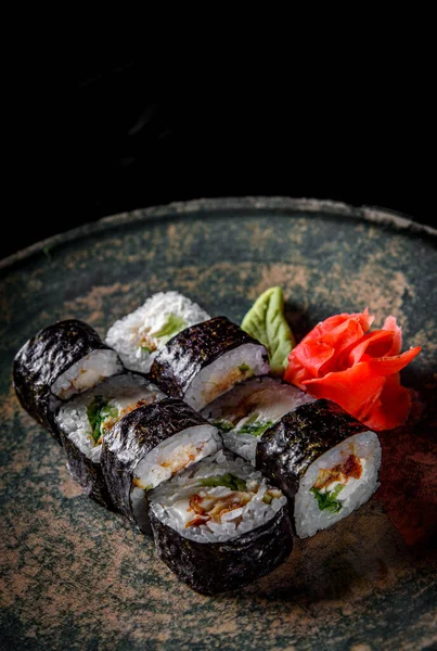 Rolo Sushi Com Enguia Pepino Queijo Creme Arroz Placa Sobre — Fotografia de Stock