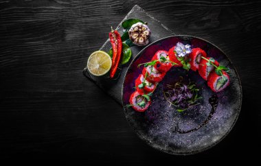 Suşi. Philadelphia rulosu taze somon, salatalık, avokado, krem peynir, tobiko havyar.