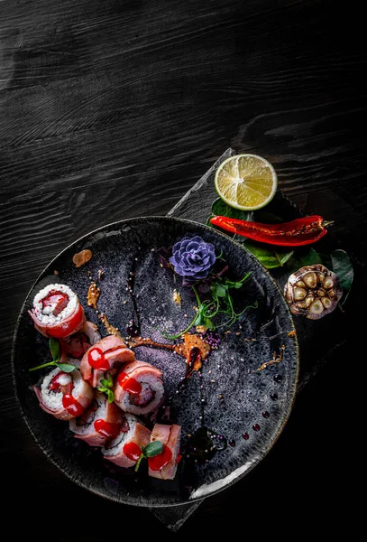 Sushi Roll Tuna Cream Cheese Cucumber Rice Plate Black Wooden — Stock Photo, Image