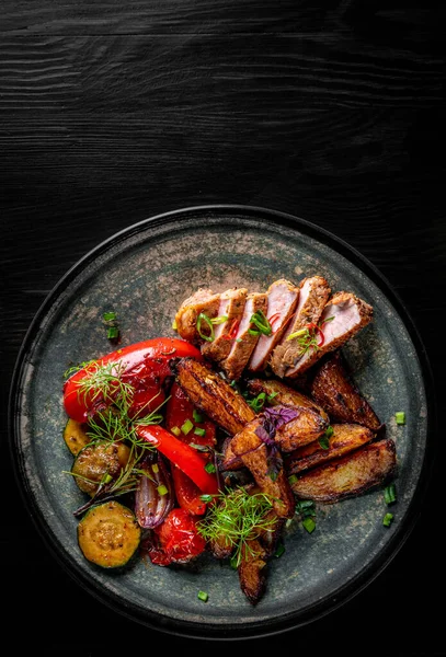 Carne Frita Com Batatas Pimenta Tomates Ervas Especiarias Placa Fundo — Fotografia de Stock