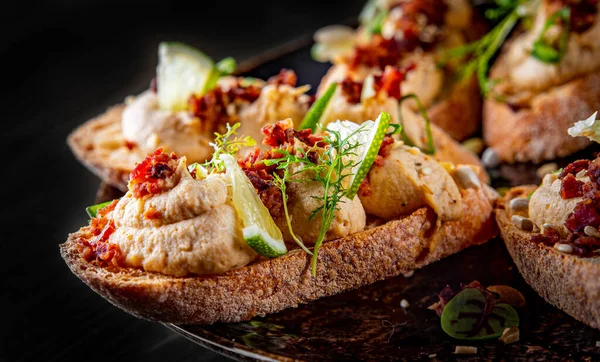 Paté Bruschettas Frescas Placa Sobre Fondo Mesa Madera Negra —  Fotos de Stock