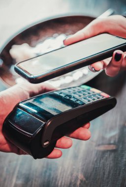 Temassız cep telefonu ödemesi. Saha iletişimi kablosuz teknolojisi yakınında akıllı telefon NFC ile kafede cep telefonu ödemesi
