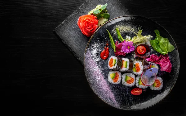 Sushi Role Desce Černém Dřevěném Stole Pozadí — Stock fotografie