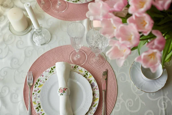 装飾と春のテーブルセッティングはピンクのチューリップの花瓶です。 — ストック写真