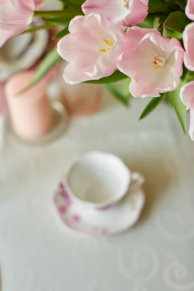 装饰和弹簧台布置是一个装有粉红郁金香的花瓶 — 图库照片