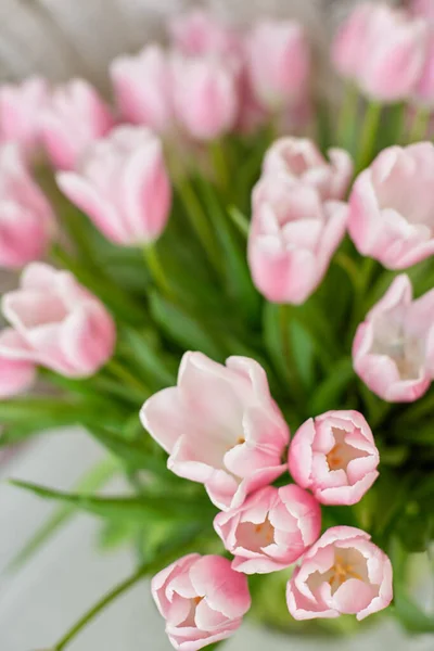 Dekor und eine Vase mit rosa Tulpen auf einem Tisch — Stockfoto