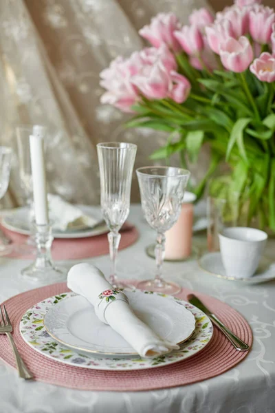 Dekor und Frühlingstisch sind eine Vase mit rosa Tulpen Stockbild