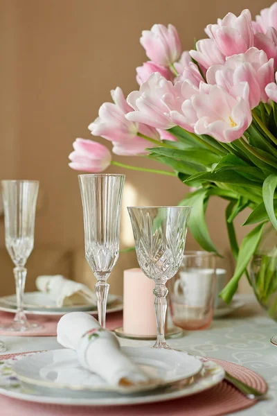 Decoración y ajuste de mesa de primavera es un jarrón con tulipanes rosados Fotos de stock libres de derechos