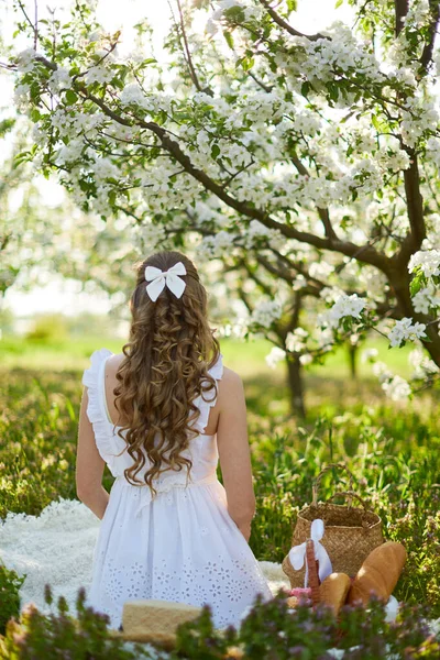 La hermosa chica la rubia en el floreciente jardín de manzanos — Foto de Stock