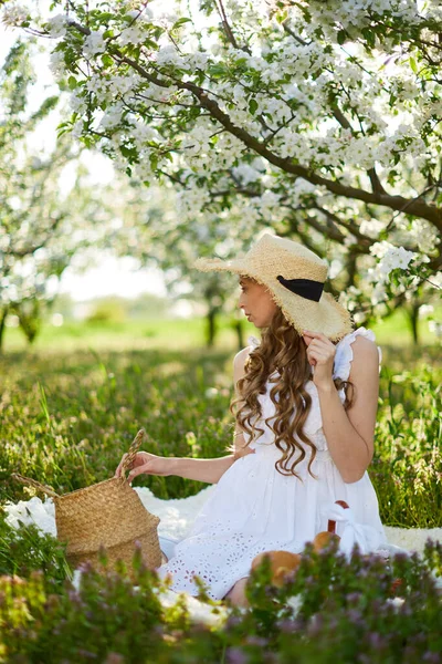 Den vackra flickan blondinen i blommande äppelträd trädgård — Stockfoto