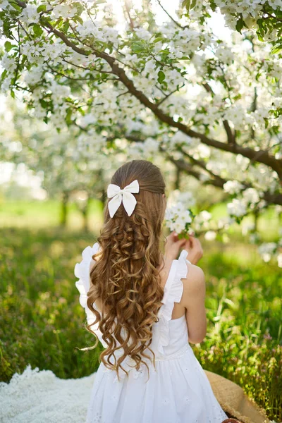 La hermosa chica la rubia en el floreciente jardín de manzanos — Foto de Stock