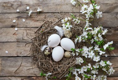 Ahşap arka planda Paskalya süslemeleri ve kara tahta.