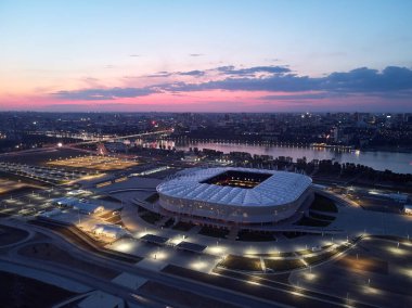Rostov-on-Don, Rusya - 31 AĞUSTOS 2019: Akşam Rostov Arena stadyumunun hava manzarası. Güzel gün batımı. Şehir görünümü