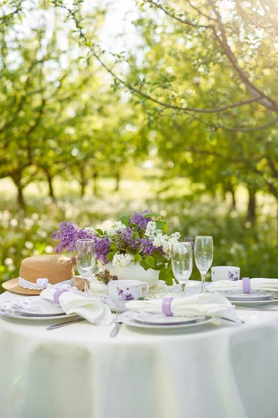 Semesterdekorerat Matbord Vårträdgården Lilac Blommor Vaser Bordet Lila Stil Franska — Stockfoto