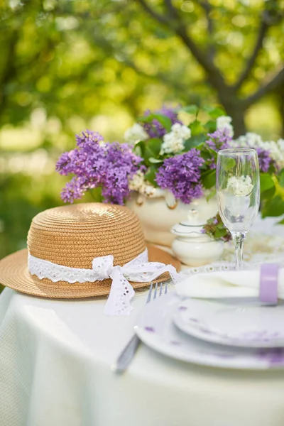 Semesterdekorerat Matbord Vårträdgården Lilac Blommor Vaser Bordet Lila Stil Franska — Stockfoto