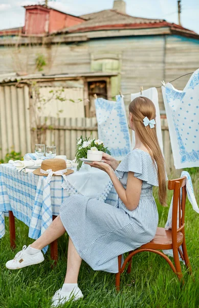 Een Blonde Dorpeling Drinkt Thee Achtertuin Witblauwe Waslijn Drogen Een — Stockfoto