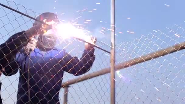 Travailleur industriel dans le soudage masque de protection des structures métalliques — Video