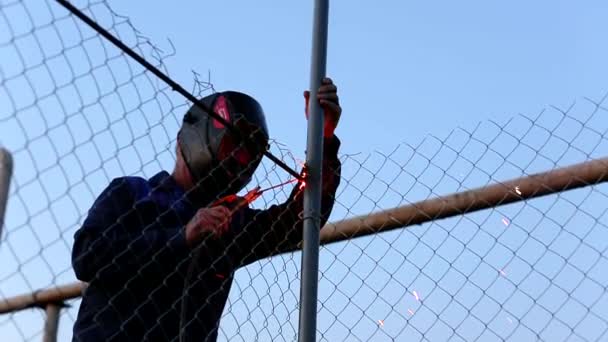 Industrieel werker in beschermend masker lassen van metalen constructies — Stockvideo