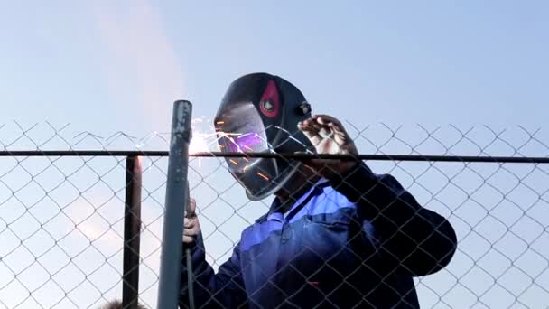 Trabajador industrial en soldadura de máscaras protectoras de estructuras metálicas — Vídeo de stock