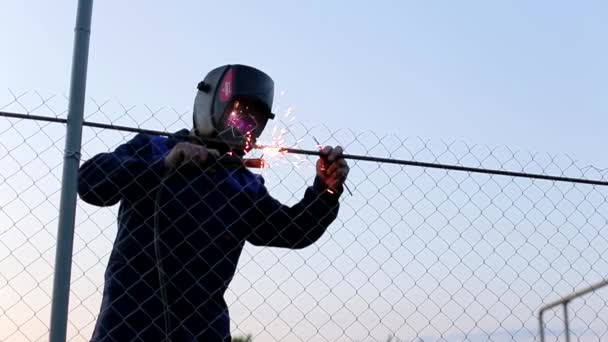 Industrial worker in protective mask welding of metal structures — Stock Video