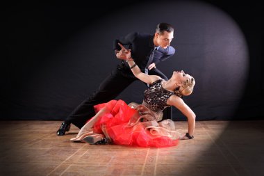 siyah arka plan üzerine izole balo dansçıları