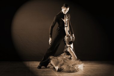 siyah arka plan üzerine izole balo dansçıları