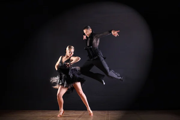 Танцюристи в бальній кімнаті ізольовані на чорному тлі — стокове фото