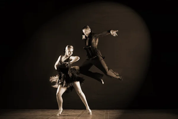 Dansers in balzaal geïsoleerd op zwarte achtergrond — Stockfoto