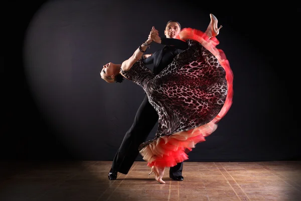 Siyah arka plan üzerine izole balo dansçıları — Stok fotoğraf