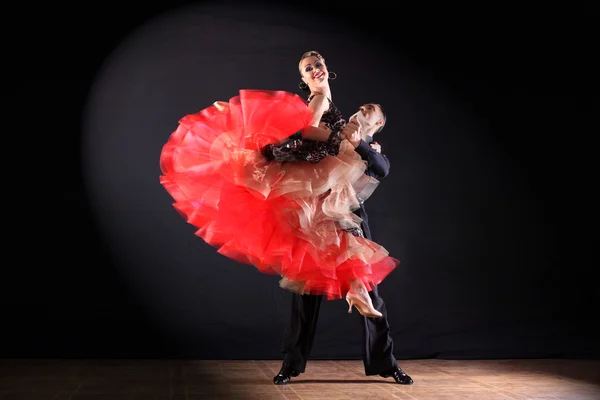 Danseurs dans la salle de bal isolé sur fond noir — Photo