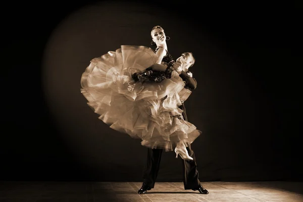 Danseurs dans la salle de bal isolé sur fond noir — Photo