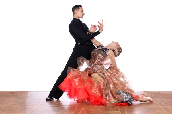 Dançarinos latinos no salão de baile contra fundo branco — Fotografia de Stock