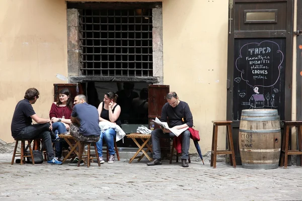 BARCELONA SPAGNA - 9 GIUGNO: Al caffè marciapiede a Barcellona Spagna su — Foto Stock