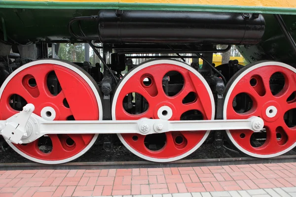 Ruote rosse di un vecchio treno — Foto Stock