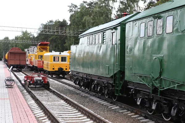 Le train dans le chemin de fer dehors — Photo