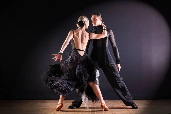 Bailarines en salón aislados sobre fondo negro — Foto de Stock