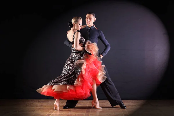 Danseurs dans la salle de bal isolé sur fond noir — Photo