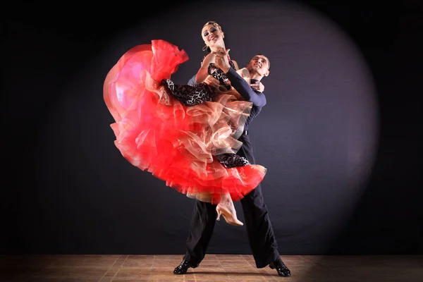 Fekete háttér elszigetelt bálterem táncosok — Stock Fotó