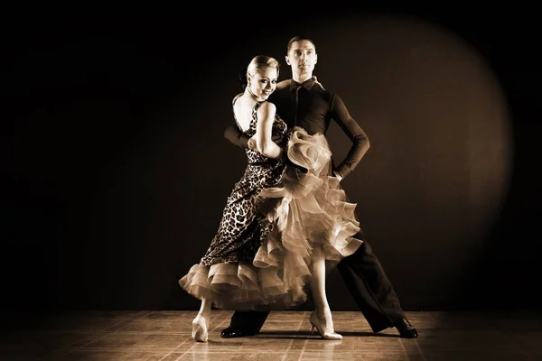 Tancerze w sali balowej na białym tle na czarnym tle — Zdjęcie stockowe