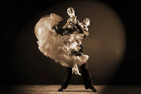 검은 배경에 고립 된 볼룸 댄서 — 스톡 사진