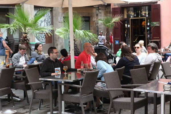 BARCELONA ESPAÑA 9 DE JUNIO: En la acera de la cafetería en Barcelona España en —  Fotos de Stock