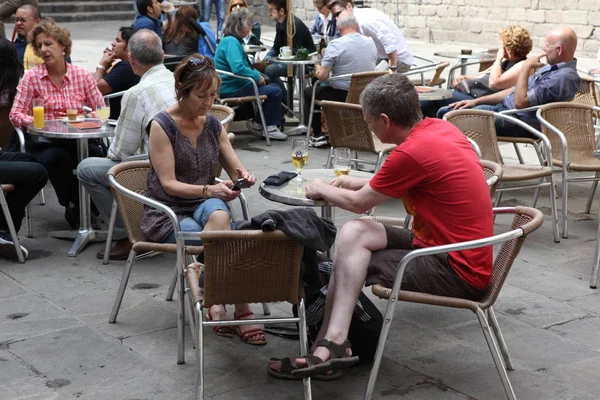 BARCELONA SPAGNA - 9 GIUGNO: Al caffè marciapiede a Barcellona Spagna su — Foto Stock