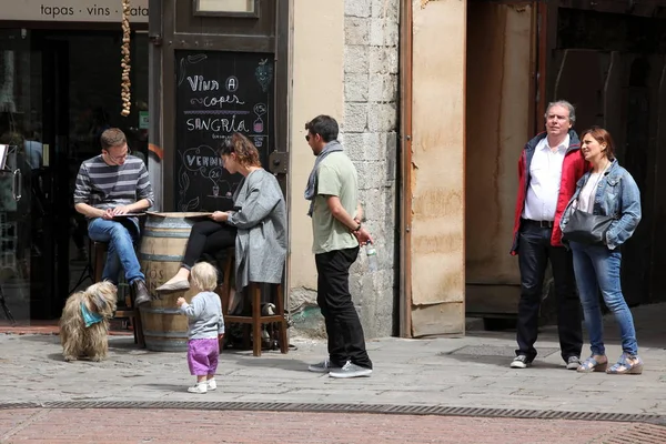 BARCELONA ESPAÑA 9 DE JUNIO: En la acera de la cafetería en Barcelona España en —  Fotos de Stock