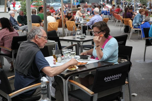 BARCELONA ESPAÑA 9 DE JUNIO: En la acera de la cafetería en Barcelona España en — Foto de Stock