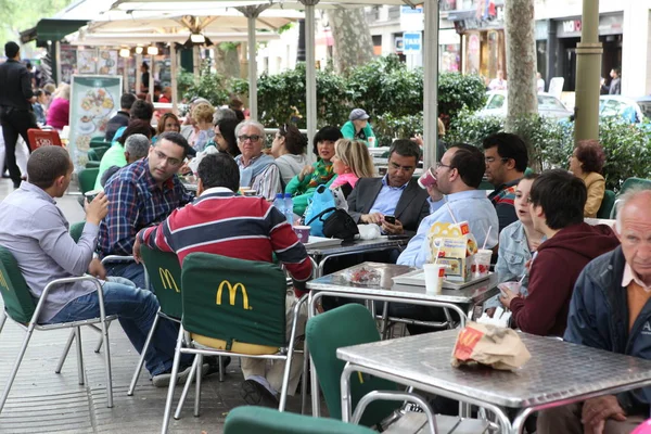 Barcelona Hiszpania - 9 czerwca: Chodniku kawiarnia w Barcelonie na — Zdjęcie stockowe