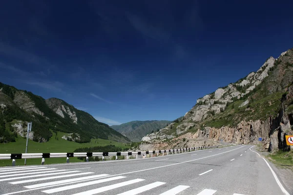 Altai State Natural Biospheric Reserve, road at Chuya River, Rus — Stock Photo, Image