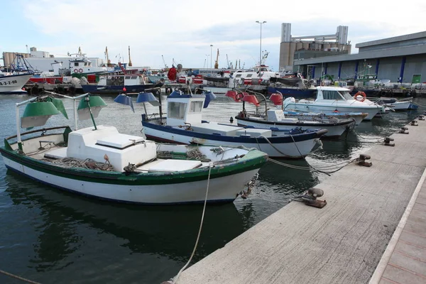 Łodzie rybackie w porcie Tarragona Hiszpania — Zdjęcie stockowe