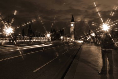 Big Ben ve Parliam evleri için ünlü ve güzel gece görünümü