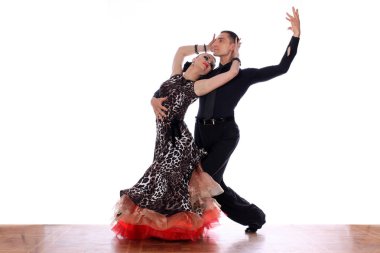 Latino dansçıları balo beyaz bir arka plana dayanır